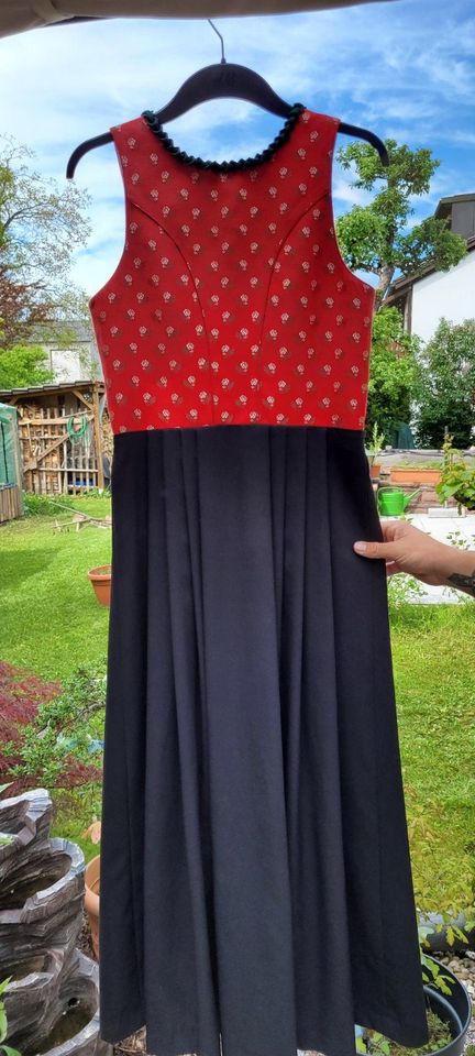 Dirndl von Country Line Gr. 36 schwarz / rot mit grüner Schürze in Neuried Kr München