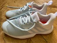 Adidas Turnschuhe Hallenschuhe Hallenturnschuhe 38 38 1/3 neuwe Nordrhein-Westfalen - Korschenbroich Vorschau
