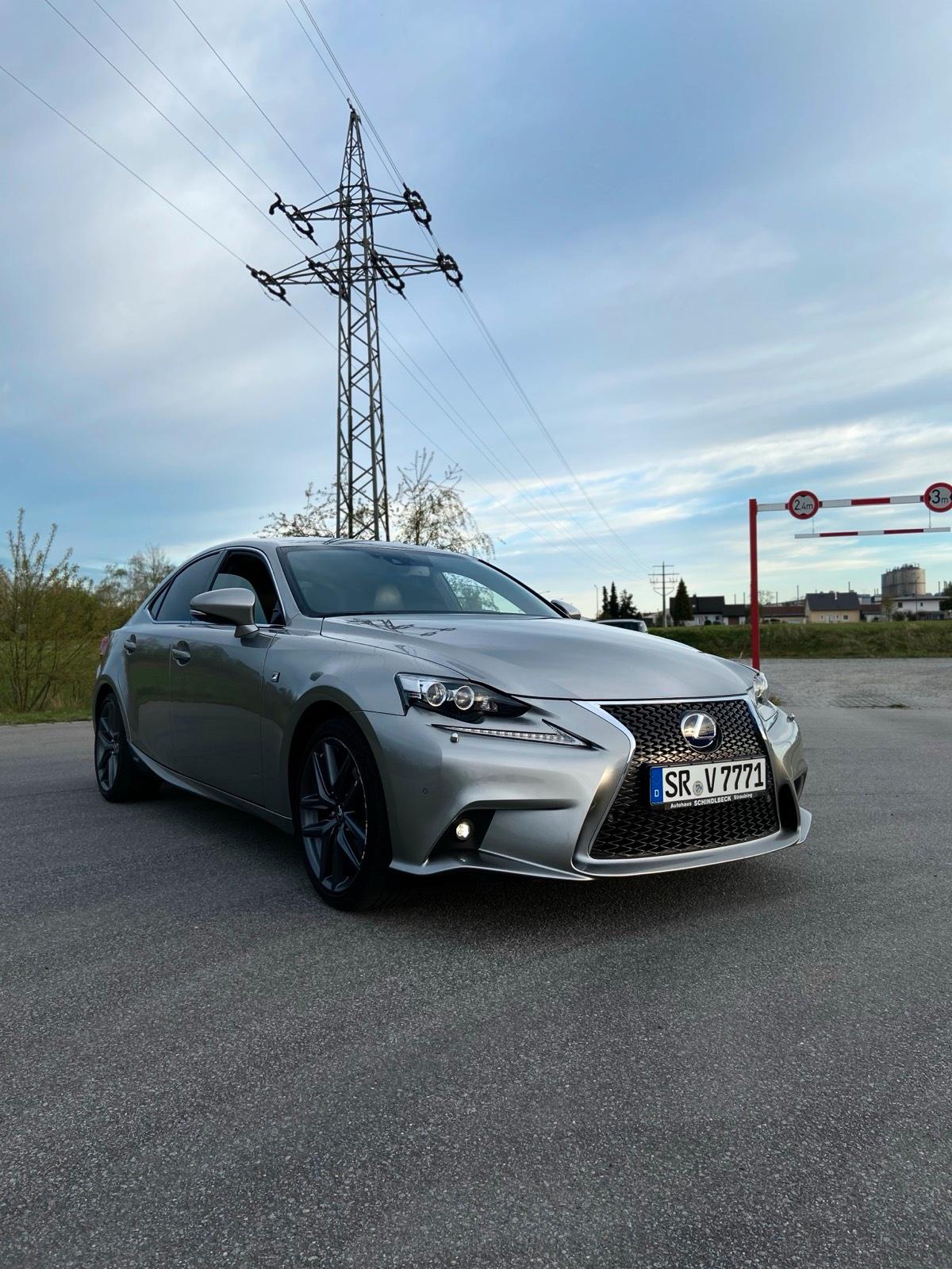 Abbildung des Autos Lexus is300h F-sport
