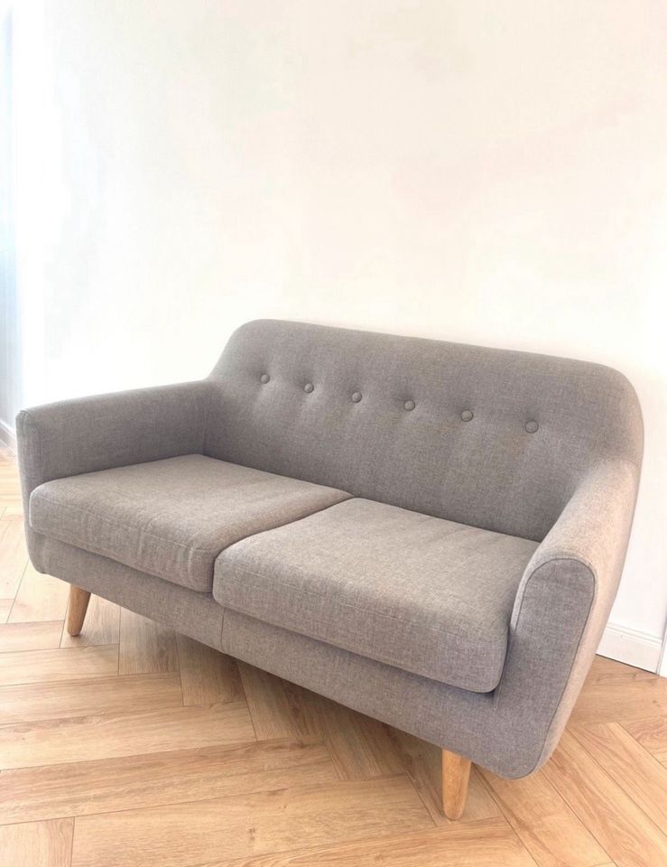 Skandinavische Couch Sofa 2 Sitzer in Berlin