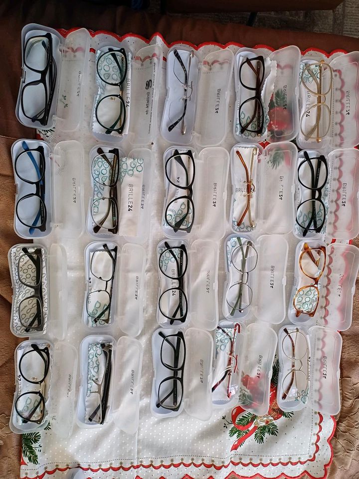 Sehbrillen in verschiedenen Formen und Stärken in Leipzig