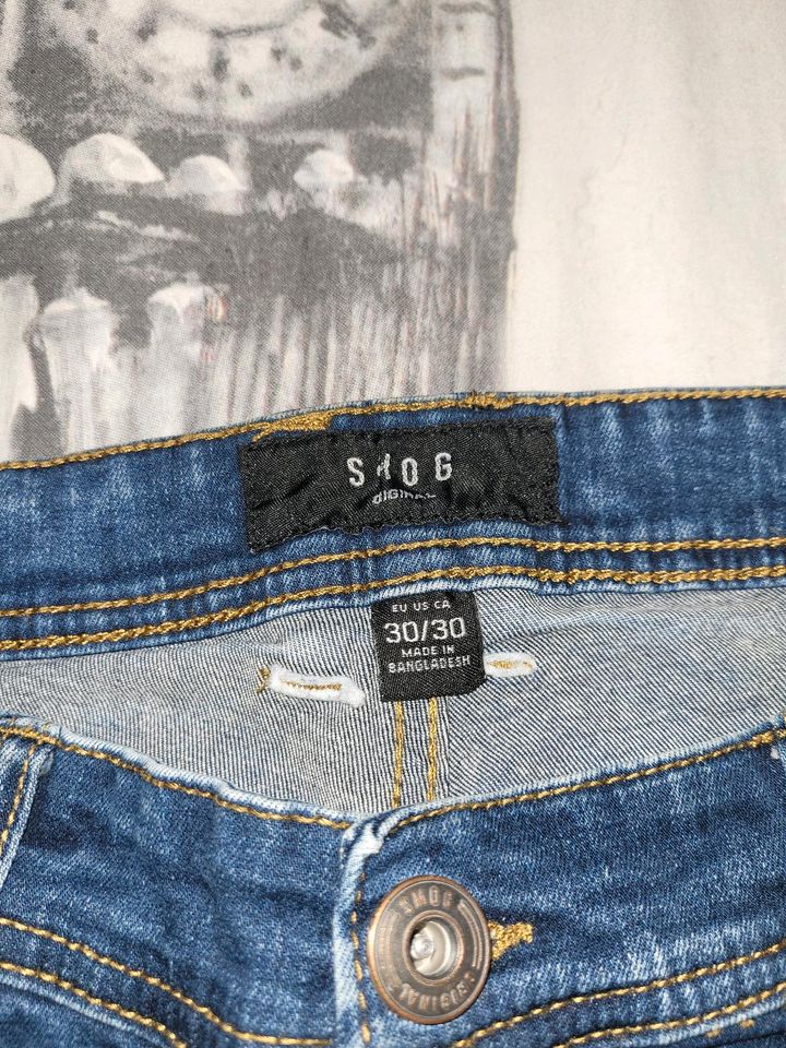 Dunkel blaue Ripped Jeans Größe 30 in Duisburg