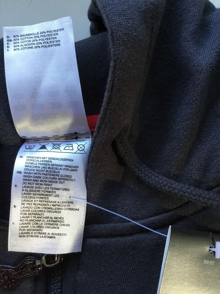 Adidas Sweatshirt Jacke mit Kapuze neu Größe M in Burbach