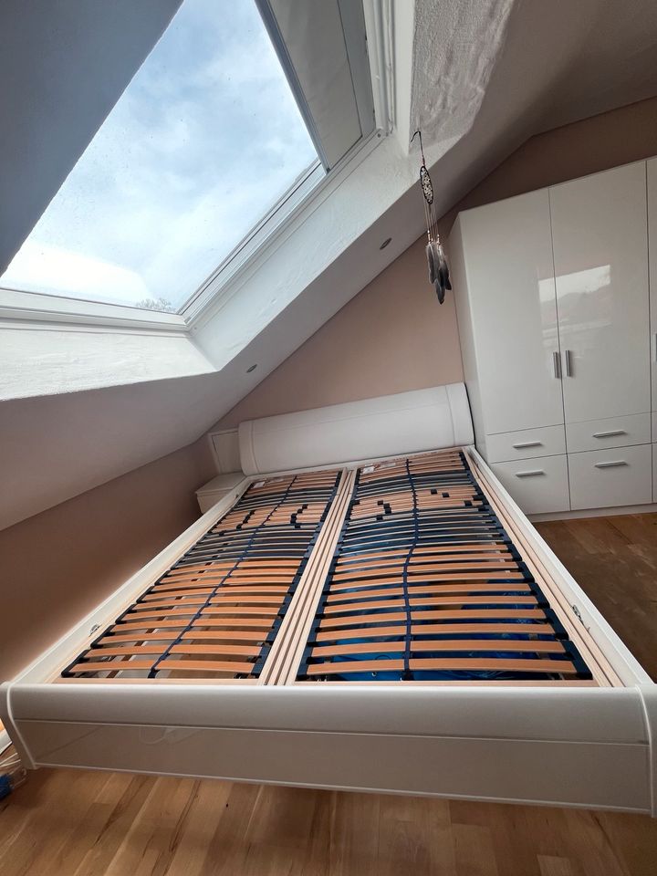 Hochwertiges Bett 1,80m x 2,00m mit Lattenrost zu verkaufen in Kempten
