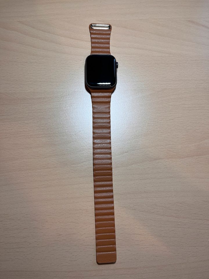 Apple Watch Series 5 44mm Nike Edition inkl. 3 Armbänder in Schömberg