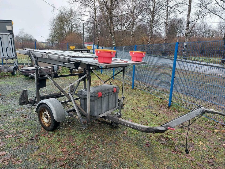 Verkehrsleittafel Verkehrsleitanhänger Verkehrssicherungsanhänger in Selters