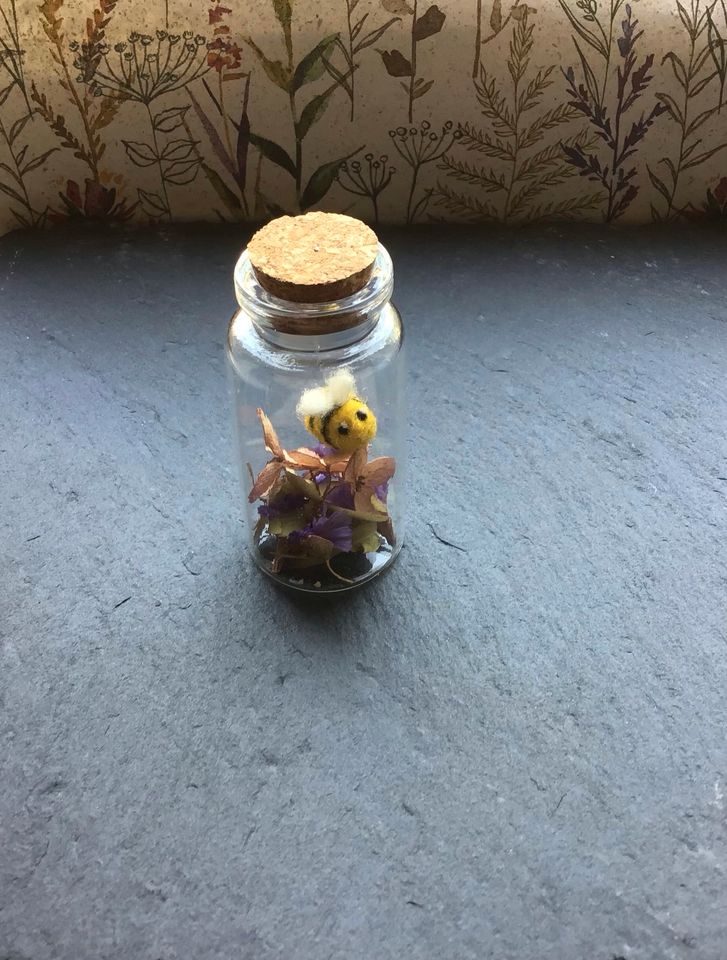 Filzdeko Bienchen in Flasche mit Trockenblumen Geschenkidee Biene in Berlin