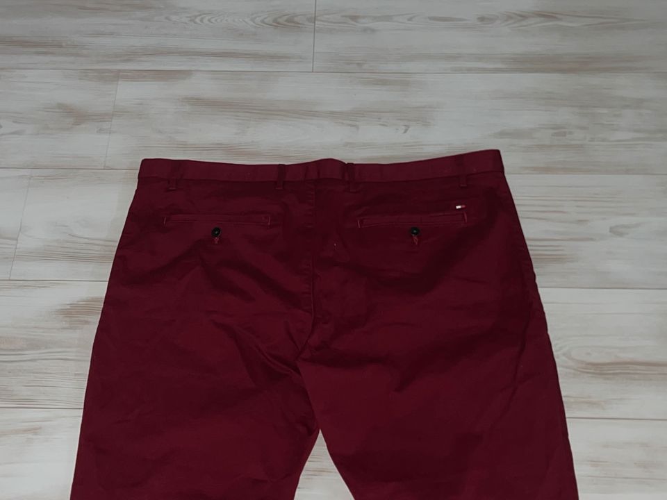 Tommy Hilfiger edle Chino W40 L30 Bordeaux TOP NP.:129,- € in Berlin