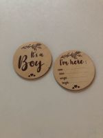 Meilenstein „it‘s a boy“, „I’m here“, braun, Holz, rund Nordrhein-Westfalen - Schieder-Schwalenberg Vorschau