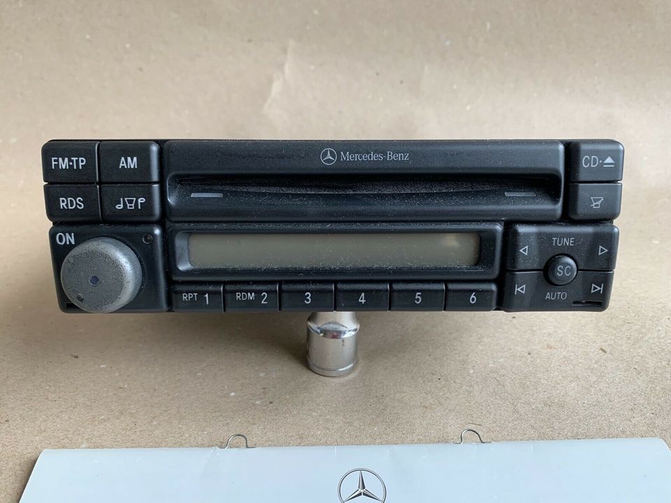 Mercedes-Benz Autoradio Radio mit Betriebsanleitung A 1708200086 in Hanau