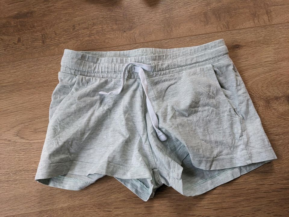2x Shorts, Gr. 146 in Sauensiek