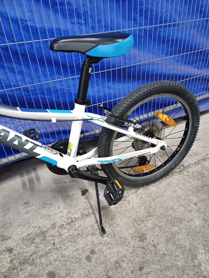 Giant 20 Zoll Jugendrad RH 28 Cm Mountainbike in Berlin