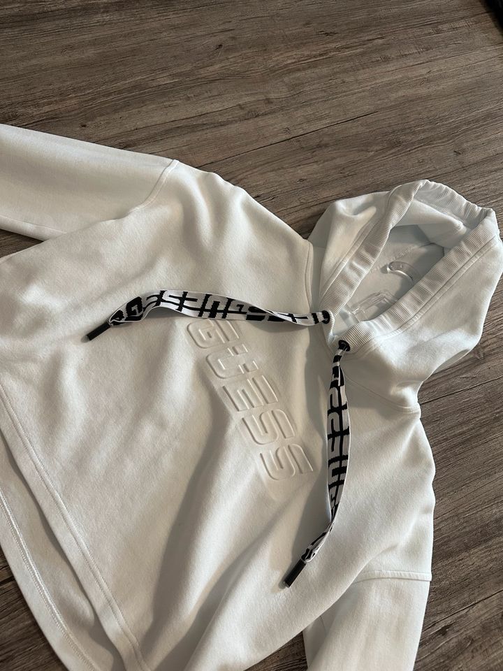 Guess hoodie in Freiburg im Breisgau