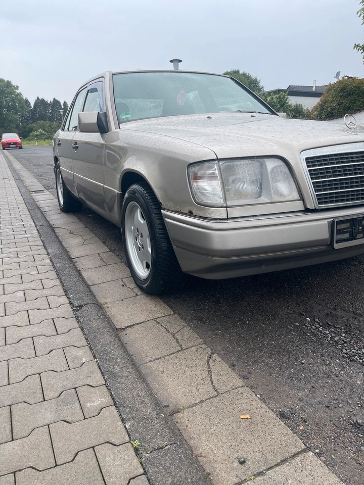 Mercedes W 124 E200 in Mainhausen