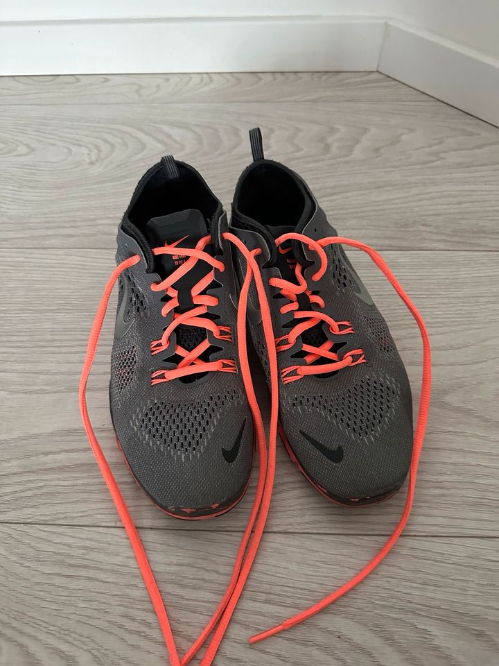 Nike Free TR Fit 4 Sportschuhe Damen Gr. 39 in Lüdenscheid