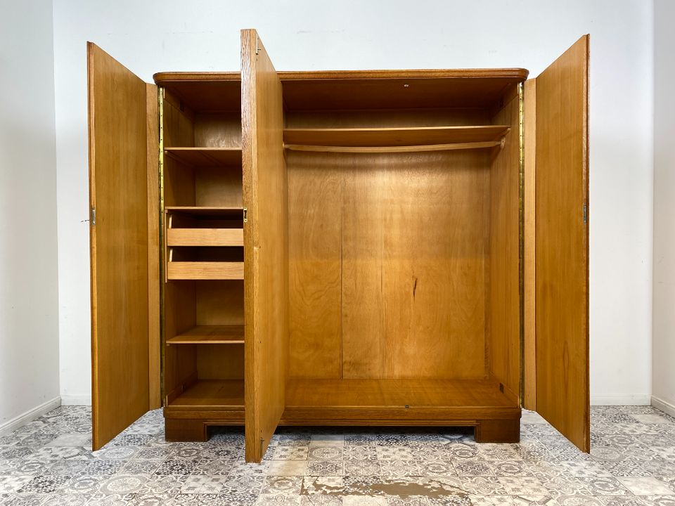 WMK Sehr schöner & gut erhaltener Mid-Century Kleiderschrank aus massivem Eichenholz mit Schubladen & perfekter Aufteilung # Schrank Wäscheschrank Schlafzimmerschrank Wardrobe 50er Vintage Art Deco in Berlin