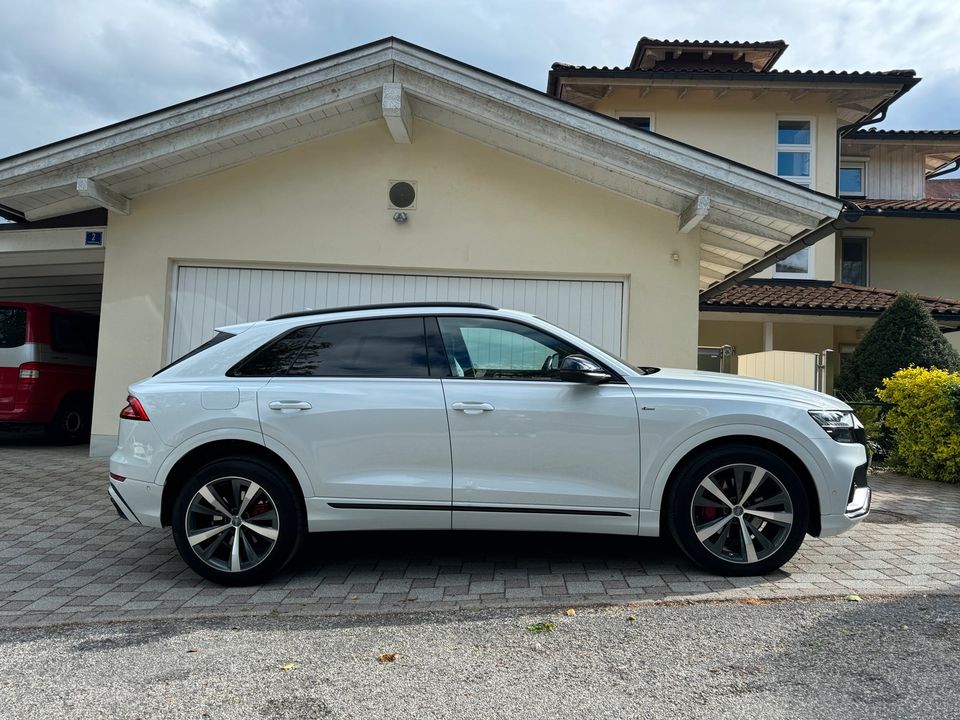 Audi Q8 55 TFSI Quattro SLine VOLL Matrix HUD B&O Massage uvm. in Feldafing