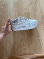 Weiße Nike Schuhe Damen Süd - Niederrad Vorschau