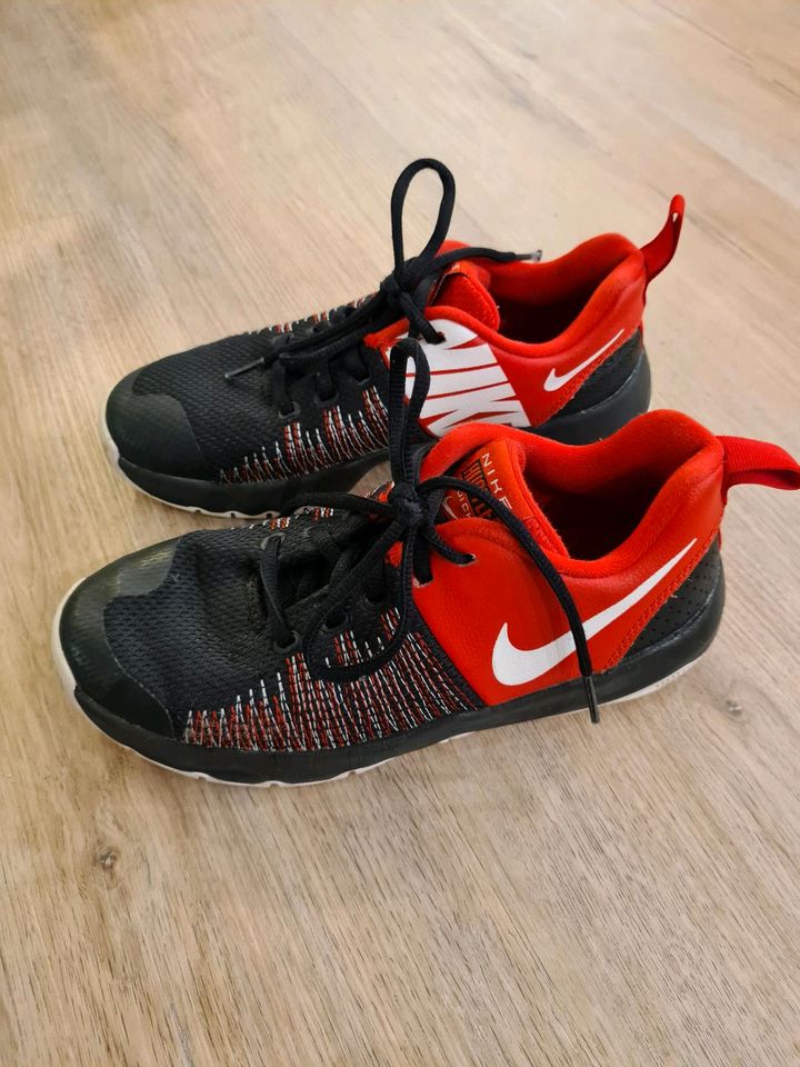 Nike Hustle Turnschuhe 36 schwarz rot Sneakers in Bergisch Gladbach