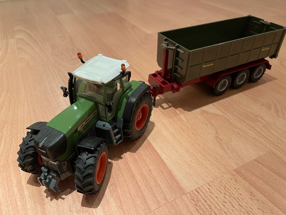 Siku 1:32 Traktor Fendt Anhänger Fortuna Farmer Set (Sehr gut) in Leipzig