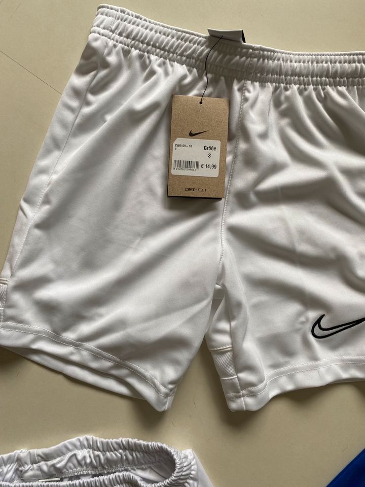 Sport Hosen Nike Puma  8-10 Jahre 128 140 FCP Trikot in Neustadt am Rübenberge