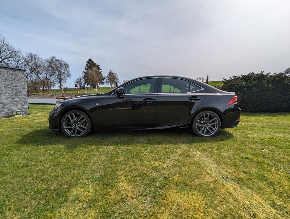 Lexus IS300H F-Sport in Winterspelt