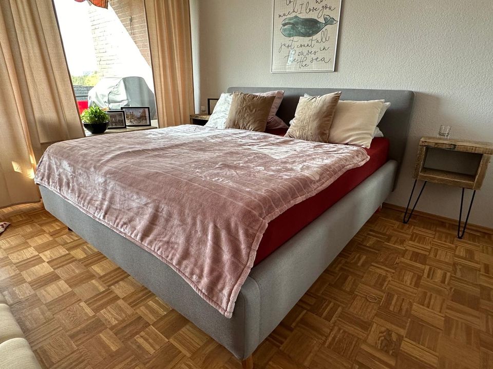 Bett 180 x 200 mit Lattenrosten und Matratzen in Oststeinbek