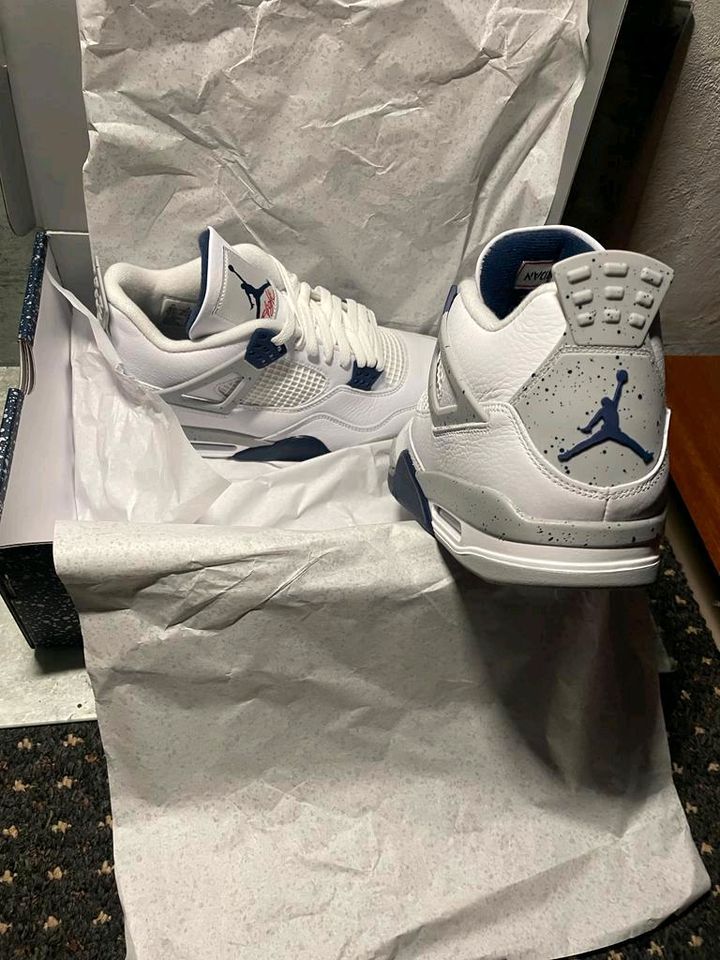 Jordan 4 Midnight Navy in Bremen