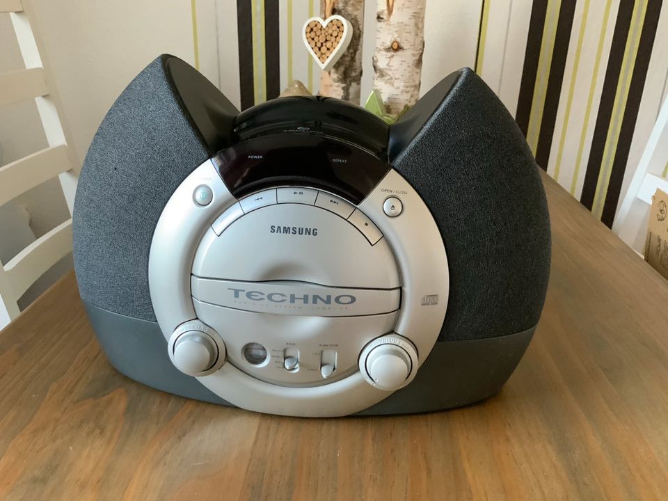 Retro Samsung Radio mit CD Player in Ulm