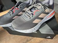 Adidas Sneaker Gr 41 1/3 Neu Nordrhein-Westfalen - Lennestadt Vorschau