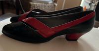 Vintage zweifarbige low heel Pumps schwarz rot, 38-39 - €60 Mitte - Hansaviertel Vorschau