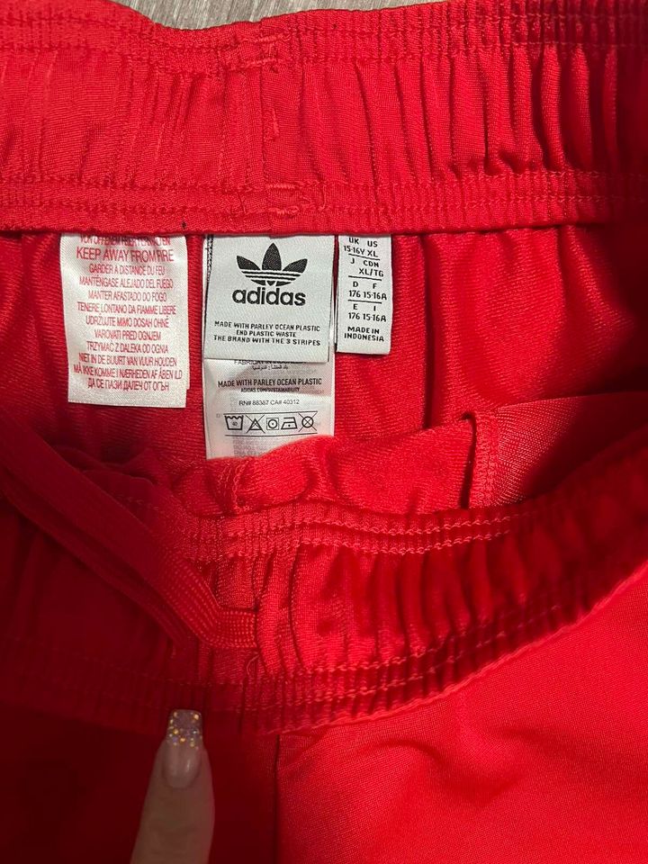 org. ADIDAS Jogginghose Sporthose Hose Rot Gr 176 Neu in München