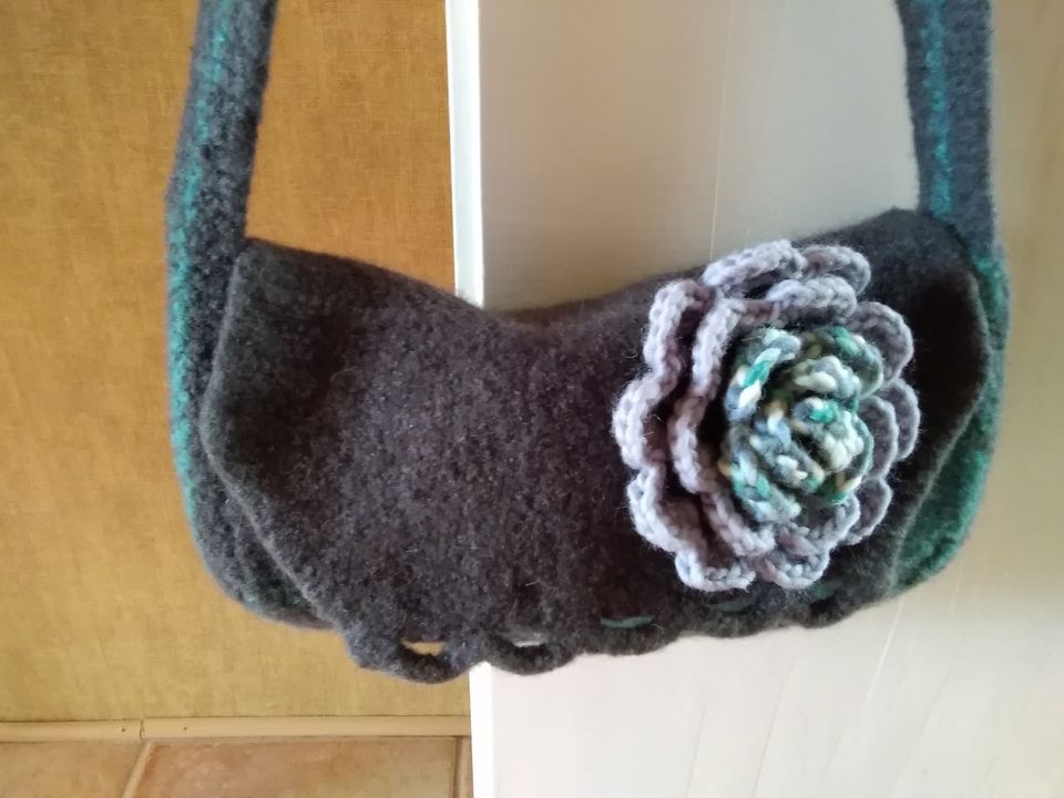 Handtasche aus Strickfilz in Duisburg