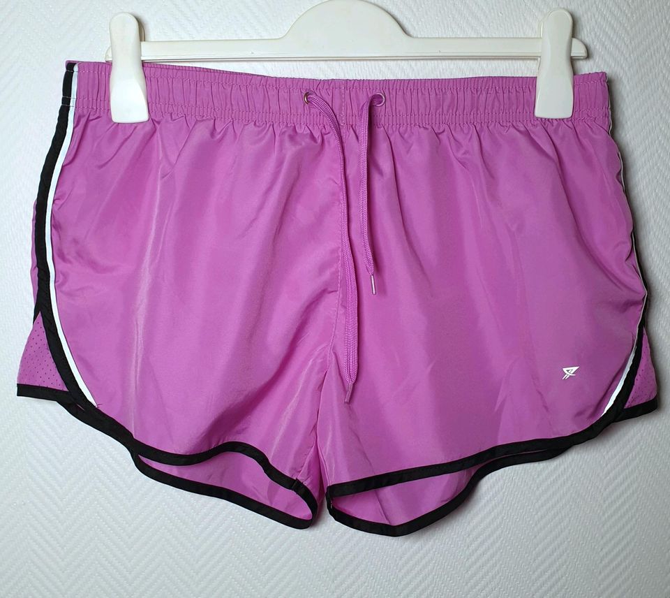 Workout Shorts Gr. 42 in lila/ pink / schwarz mit Reflektoren in Homburg