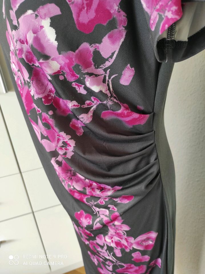 Graues Kleid mit Blumenmotiv  in Esslingen