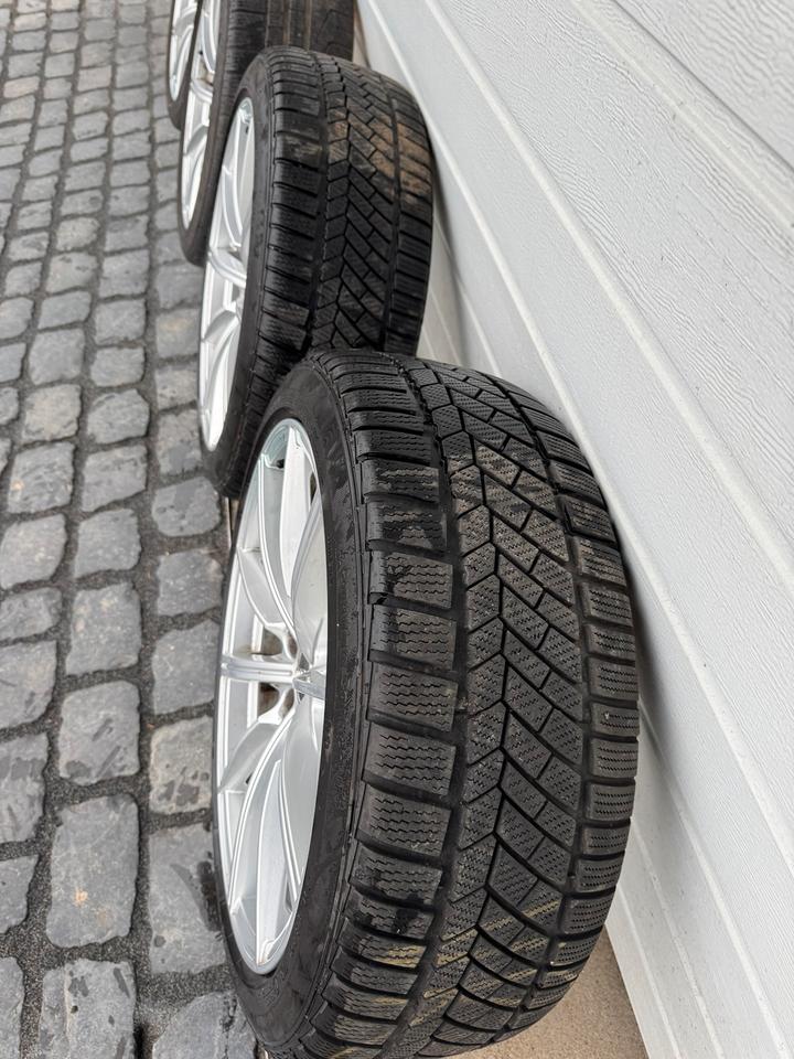 Audi RS4 RS5 Alufelgen 8W0601025CP mit Winterreifen 235 40 19 in Bünde
