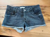 Zara Shorts jeans Hose 36 schwarz neuwertig kurz Niedersachsen - Cremlingen Vorschau