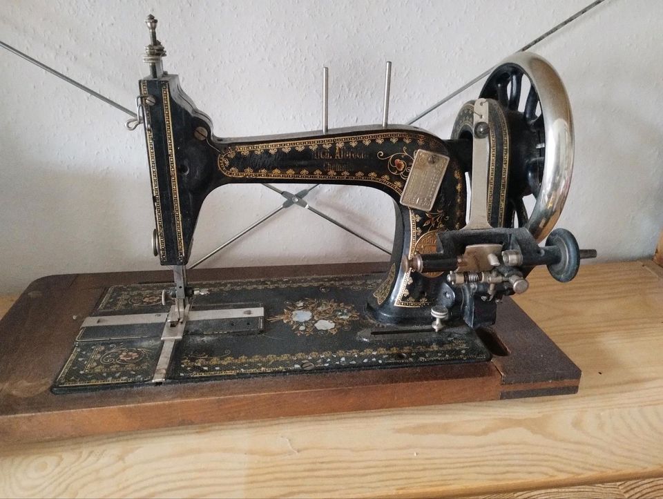 Antike Vintage Nähmaschine Deko schwarz Perlmutt in Kiel