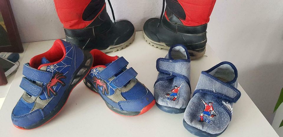 Schuhpaket Stiefel,Spiderman Blinkerschuhe, Hausschuhe Gr.27 in Schkeuditz