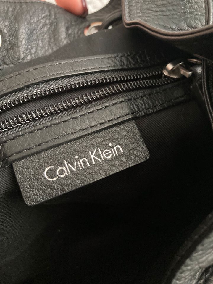 Calvin Klein Beuteltasche Umhängetasche echtes Leder wie neu in Hamburg