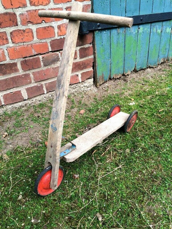 Kinderroller VERO alter Roller Tretroller Holzroller Holz antik in Trittau