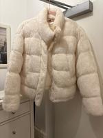 H&M weiche Puffer Jacke Teddy Fell Gr. S Creme weiß NEU Hessen - Glauburg Vorschau