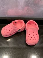 Crocs Mädchen pink rosa 22/23 C6 Sandalen Badeschuhe Duisburg - Rheinhausen Vorschau