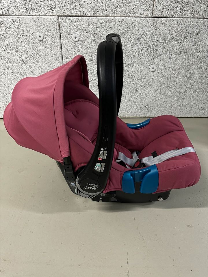 Britax Römer Babyschale + Isofix Station in Jena