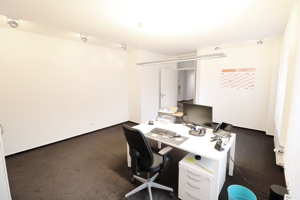 Moderne, repräsentative Büro-/Praxiseinheit im Erdgeschoss mit Pkw-Stellplätzen in Emstek