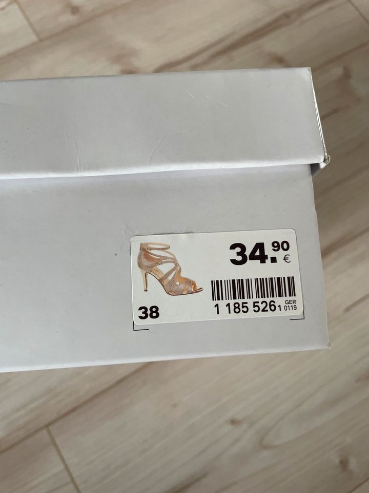 Sehr schöne goldene Schuhe in der Größe 38 neu in Hecklingen