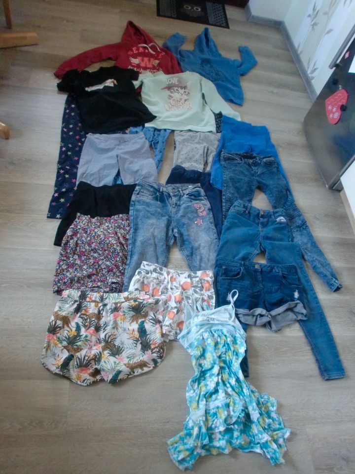 20 teiliges Bekleidungs Paket 158/164 Leggins, Pullover.... in Axstedt