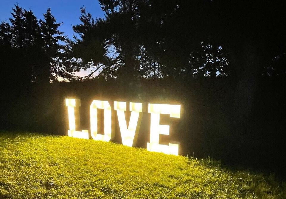 XXL Leuchtbuchstaben LOVE zur Hochzeit mieten in Erding