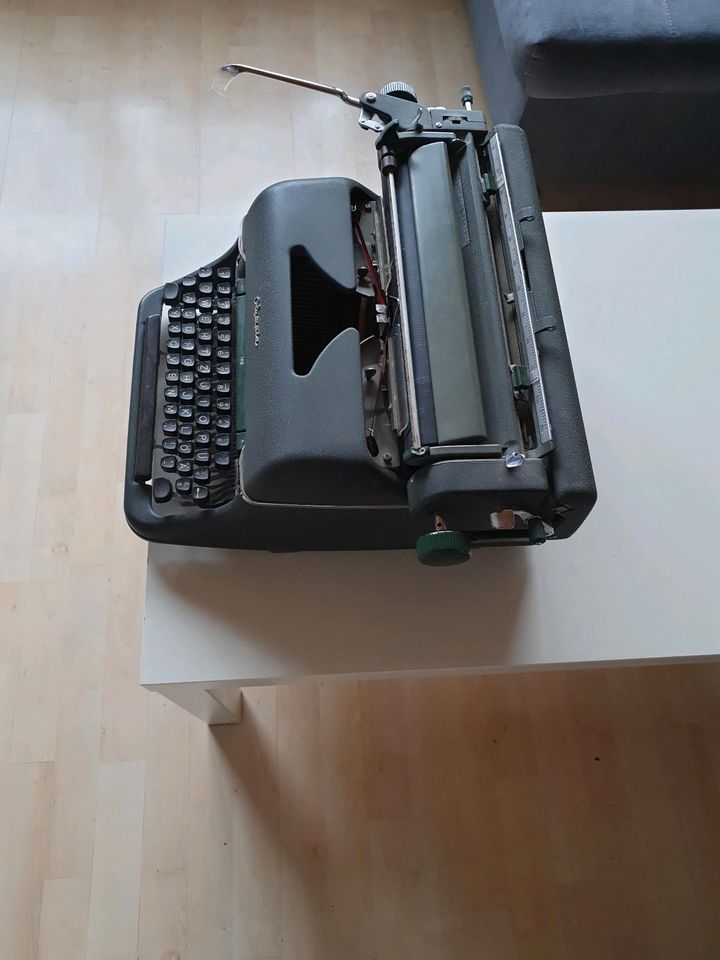 Schreibmaschine von der Marke Olympia in Ottobeuren