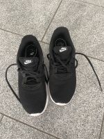 Nike Turnschuhe Größe 39, eher wie 38 Hessen - Friedrichsdorf Vorschau